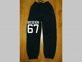 Six Seven 67 - čierne detsk&eacute; tepl&aacute;ky s tlačen&yacute;m logom